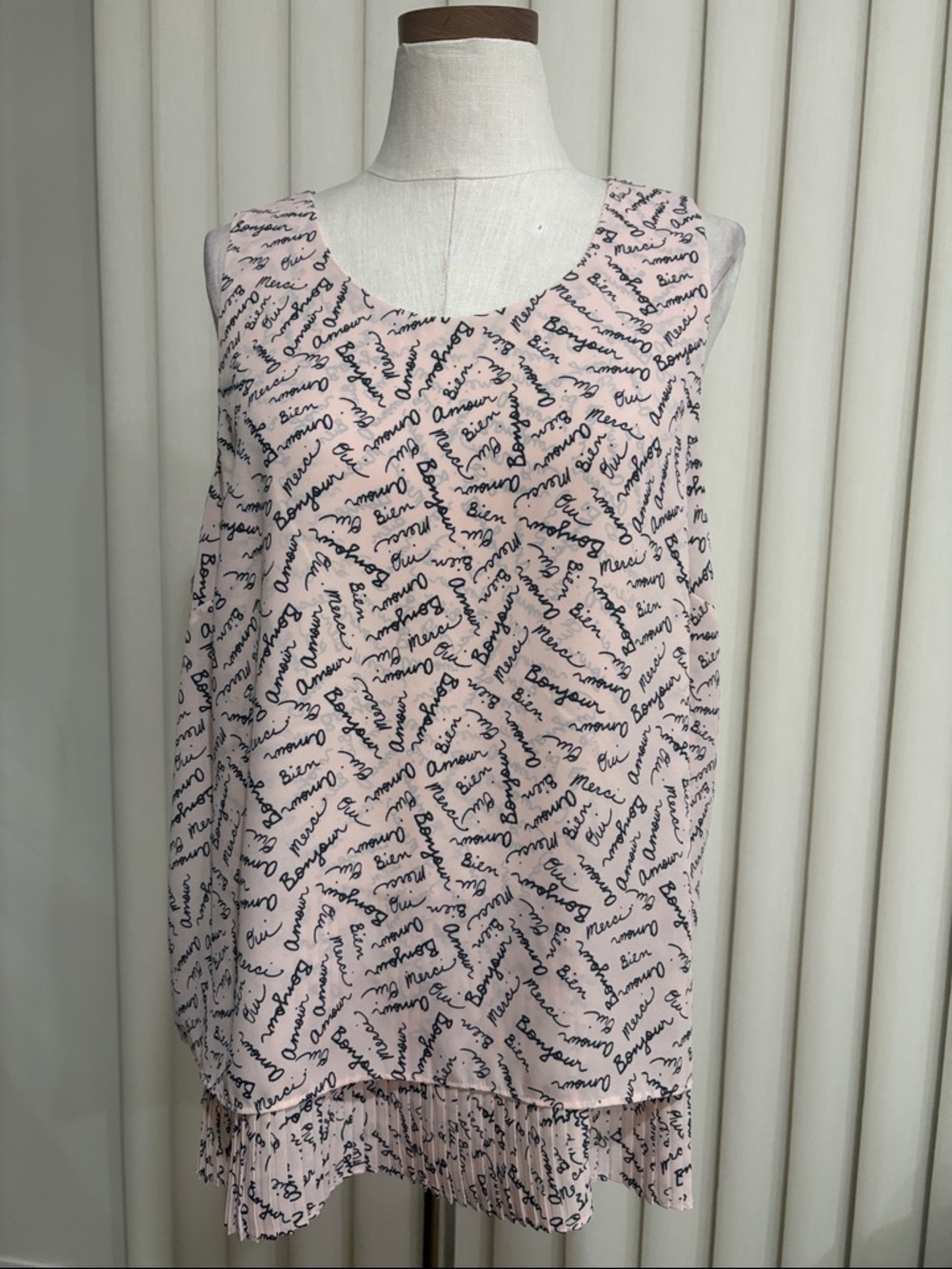 Banana Republic Light Pink French black Script Print Sleeveless Top pleat hem XL